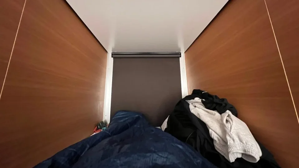 Sleeping pods, spaní v regálu