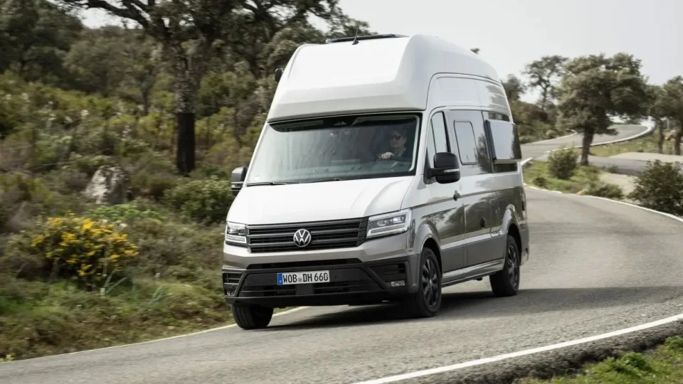 Auto, které vás naučí cestovat jinak. Grand California spojuje komfort bytu s tempem běžného vozu