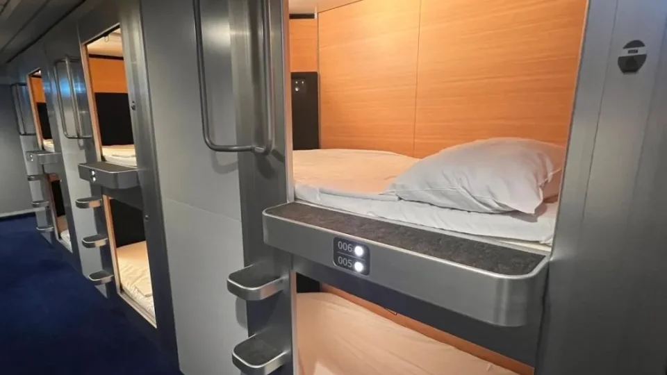 Sleeping pods, spaní v regálu