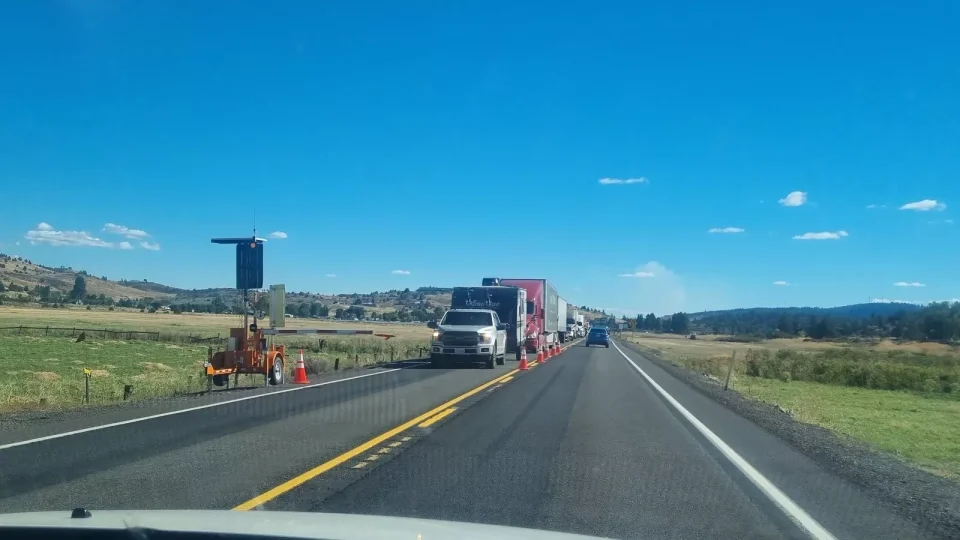 Odbočování na červenou, řízení na cestě z hospody, policie a půjčovny. Vše o cestováním autem v USA