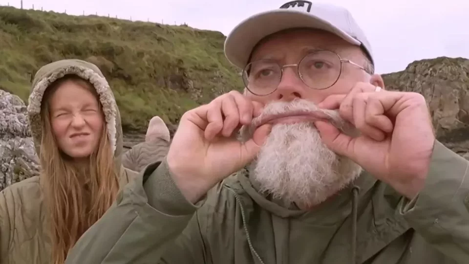 Fotra selfíčka moc neberou, ale výhled na největší skalní most v Irsku si ujít nenechal
