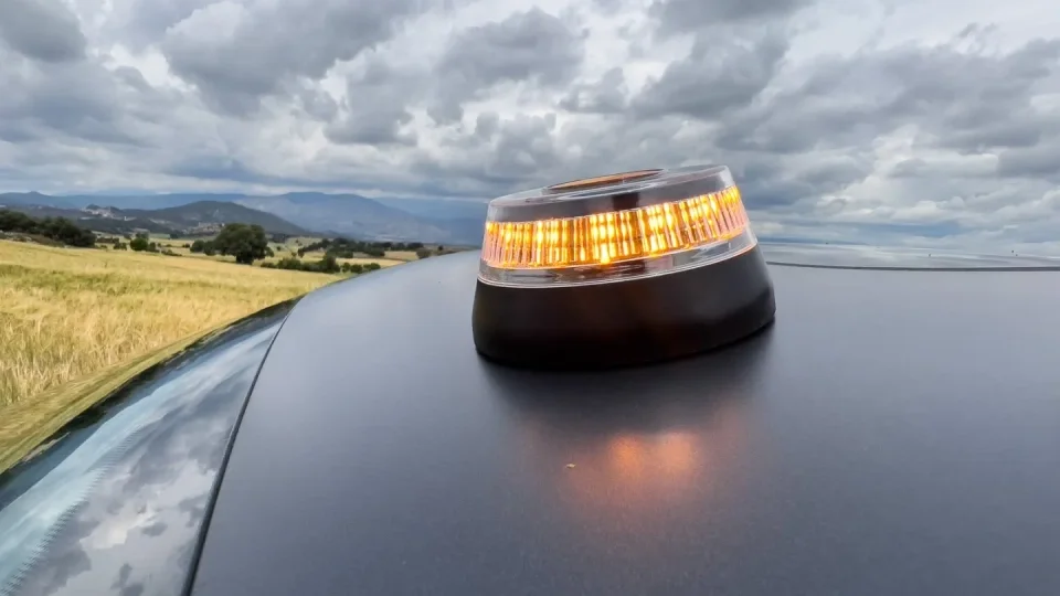 Takhle vypadá povinná elektronická náhrada za výstražný trojúhelník v praxi. Má zajímavé výhody