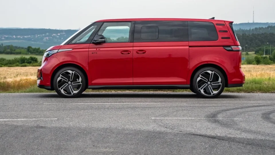 Když nafta za 50 Kč řidiče nezajímá. VW ID. Buzz je čím dál zajímavější alternativou k Multivanu