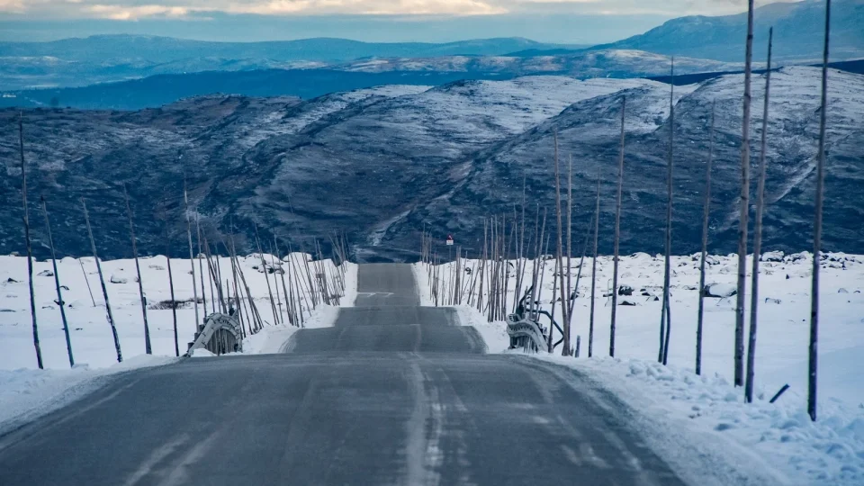 Silnice, která bere dech. Valdresflye šplhá vysoko do hor, přespat tam v zimě ve stanu je zážitek