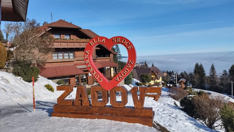 Zimní lyžovačka na Šumavě za pár stovek a výlet na skokanský můstek jako bonus k tomu