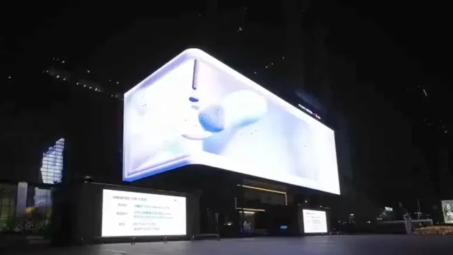 Fotr našel tak gigantickou televizi, že to svět neviděl. V obýváku byste něco takového ale nechtěli