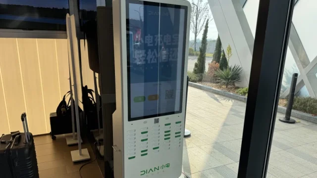 Vybitý telefon jako životní neštěstí. V Číně na to mají řešení za pár korun