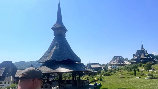 Zjevila se tu Pana Marie, chodí tu bytosti a hroby tu zvláštně svítí. Rumunský klášter umí vyděsit
