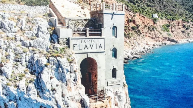 Tohle je další fascinující místo v Itálii. Vypadá jako skalní hrad i jako důl, ale je to přístav