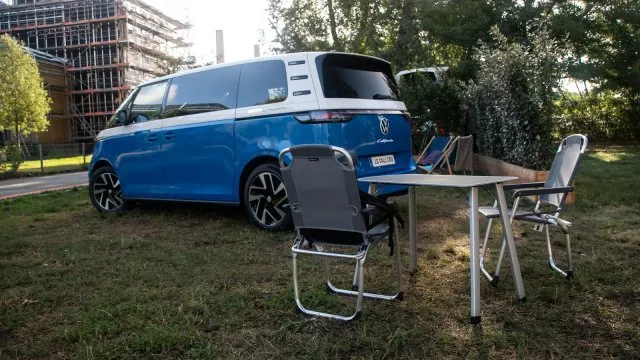 Prohlédli jsme si historicky první elektrickou Californii. Volkswagen začíná velmi zvolna