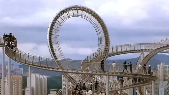 Hodně divná matějská. Fotr objevil horskou dráhu pro pěší, která má i schody vzhůru nohama