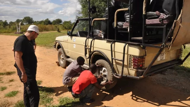 Safari v srdci Afriky: Opilí průvodci a rozbité auto uprostřed divočiny