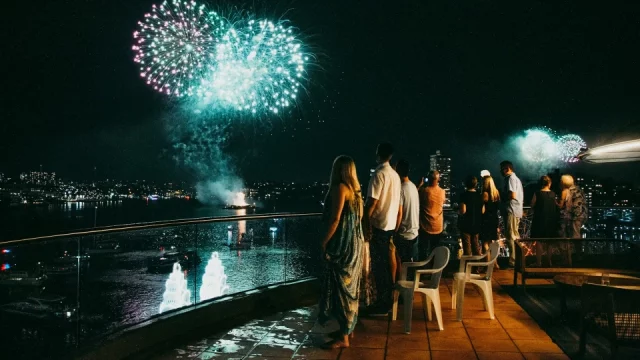 Pojídání bobulí, úklid domu, očista duše, rozbíjení talířů. A jak slavíte Silvestr vy?