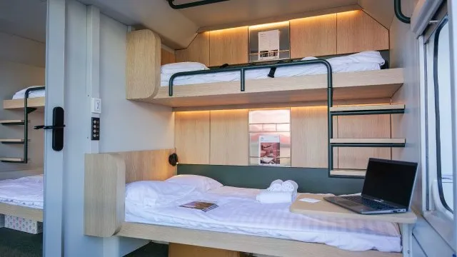 Hotelový pokoj na kolejích. Takto vypadají kupé ve vagonech, které Škoda brzy pošle do provozu