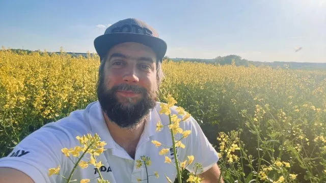 Češi nadávají na žlutý sajrajt místo toho, aby si ho užívali. Ve světě se za fotky v řepce platí