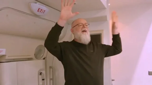 Fotra už asi natáčení nebaví, proto se rozhodl stát stevardem v letadle