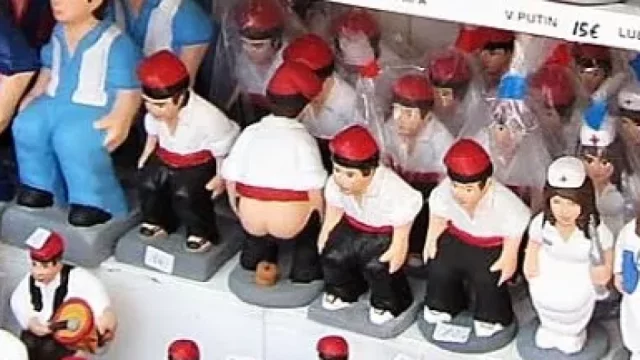 Ano, opravdu kadí ve skrytu betlému. Podivný symbol katalánských vánoc se jmenuje caganer