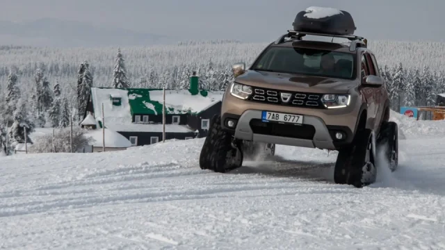 Neprůstřelné řešení sněhové kalamity. Dacii Duster na pásech práce silničářů vážně nezajímá