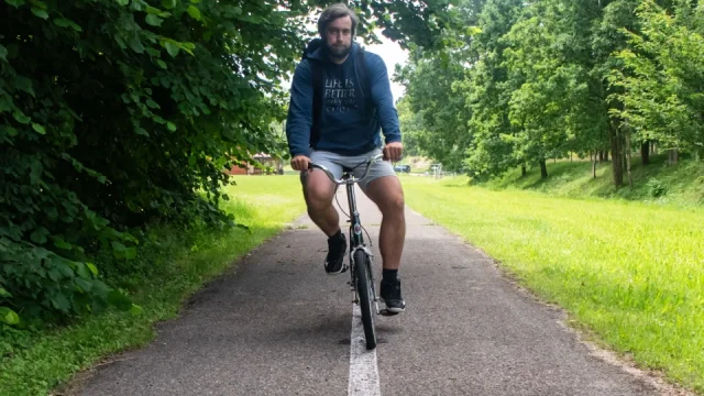 Polské město zní Čechům jako zločinec a nabízí železniční cyklostezku. Projel jsem ji na skládačce