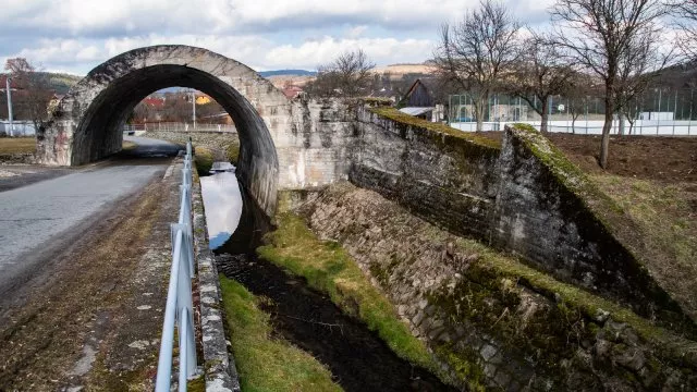 Nedostavěná Baťova dálnice nabízí kus dobrodružství i zajímavou historii (tip na jarní výlet)