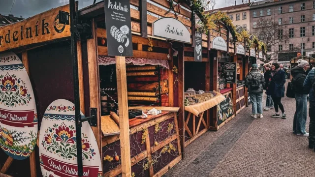 Klobása za 150 Kč, pivo za 65 Kč a k tomu pomlázky a dekorace. Náměstí Míru láká na velikonoční trhy