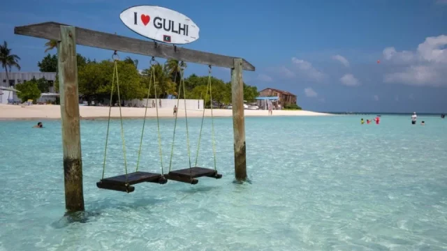 Maledivy nejsou jen okázalý luxus. Ostrov Gulhi ukazuje cenově dostupný ráj