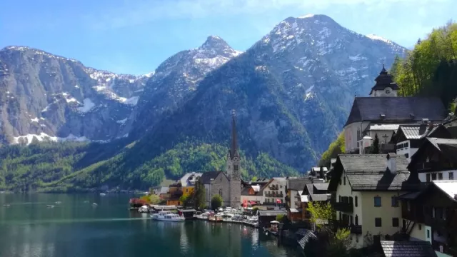 Jeho krása je prokletím, míří tam davy turistů. Máme ale tajný tip, jak vidět Hallstatt bez nich