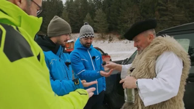 Bača, borovička, lyže i lázně. Výživný trip na slovenské hory jde do televize