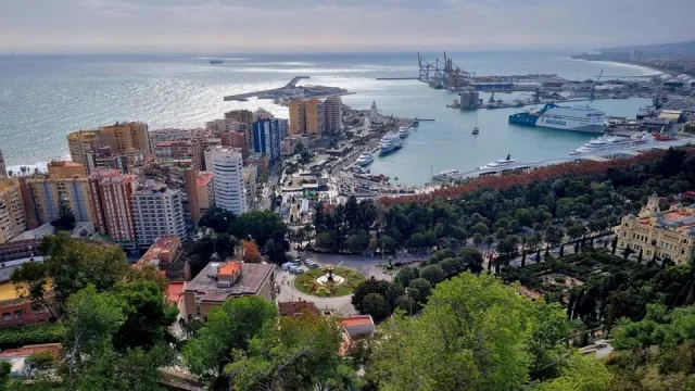 Málaga v zimě: Teplo, bary otevřené, ulice v plném proudu a přesto bez davů turistů