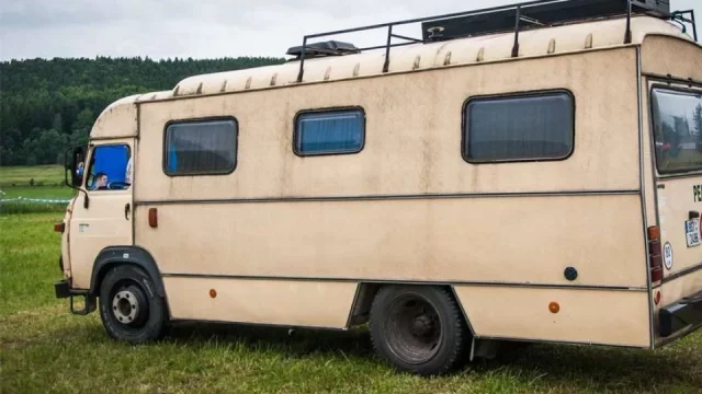 Přes noc tu obytná auta nechceme. V Česku se objevil plošný zákaz nočního parkování velkých vozů