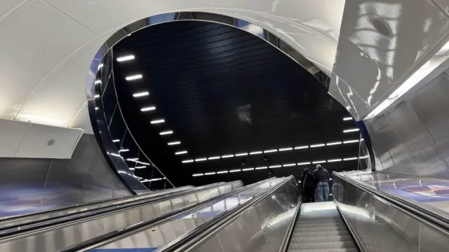 Praha má metro skoro jak to ve Stockholmu. Zastávka dostala prvky od sklářských mistrů z Nového Boru