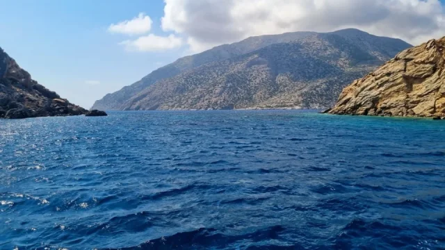 Dokonalou perlu Středozemí moc lidí nezná, přitom je tak blízko známému ostrovu. Byli jsme tam