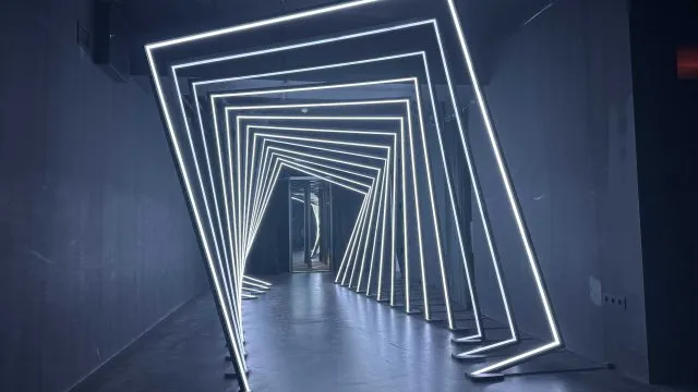 Na tuhle výstavu se lidi nechodí jen dívat. V pražské Lumia Gallery se stanou součástí expozice