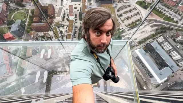 V akvárku 220 m nad zemí člověka přepadne strach, ale je to zážitek. Stejně jako celý Lindholmen