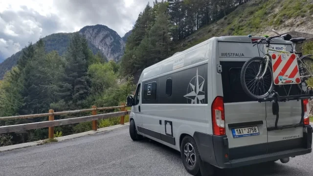 Natankovat plnou? Zapomeňte, denně jen 50 litrů. Vláda omezila tankování u slovinských benzinek