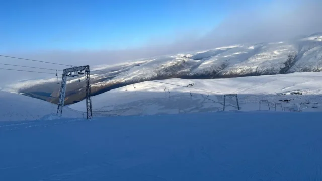 Evropský ski areál právě teď zahájil lyžařskou sezonu a není to vtip. Za 1100 Kč nabízí 25 sjezdovek