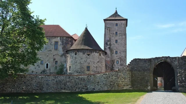 Výlet do Plzeňského kraje za Popelkou: Vodní hrad Švihov toho skrývá mnohem víc než jen onu pohádku