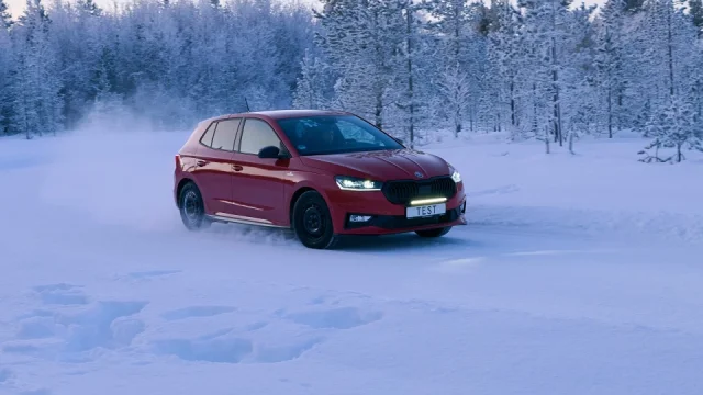 Zimní pneumatiky pro Škodu Fabia propadly v testu. Devět ze šestnácti autoklub nedoporučuje