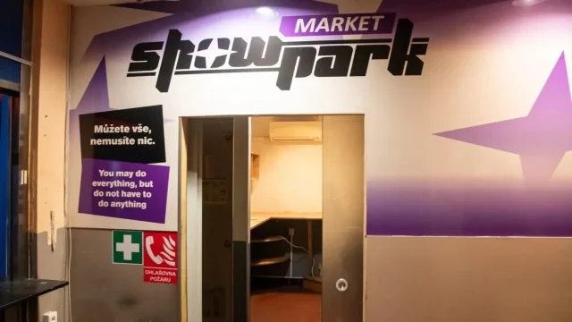 Videotrip: Navštívili jsme slavný nevěstinec Showpark. Nabízel 50 kabinek a pokojů i chvilku poezie