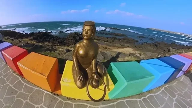 Obyčejná zeď? Rozhodně ne. Pepa našel místo, kde vládnou barvy a ženy potápěčky