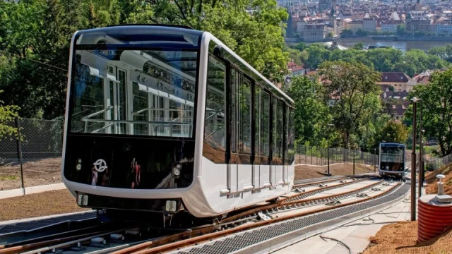 Po dvou letech se vrací lanovka na Petřín. Jízda teď stojí stovku a jedna zastávka bude jednosměrná