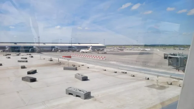 Poradí, kde je na letišti neznámá levná restaurace i pohlídá let. Na Ruzyni spustili asistentku AVA