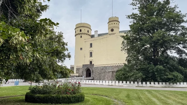 Zámek Orlík je pro bohaté turisty. Za vstup s parkováním zaplatíte bez problémů tisíc korun