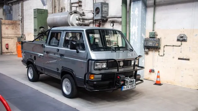 Galerie: Zvládl terén, náklad a řadil stupeň G. Za tuhle verzi VW T3 se dnes platí hodně přes milion