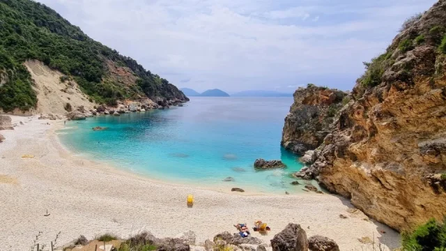 Lefkada: Kompletní průvodce pestrobarevným rájem, který se vám posune pod nohama