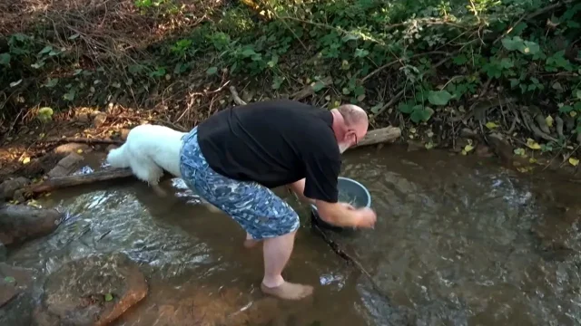 Je sucho, neteče voda. Místo sprchy tak bude koupání ve studeném potoce. I to je cestování