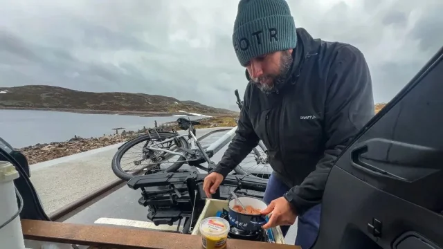 Video: Fascinující norská silnice Hardangervidda člověka dostane a my vám ukážeme, proč