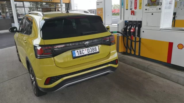 Kde tankovat po cestě na dovolenou. Česko je absolutně nejlevnější v celé EU. Potěší i Polsko