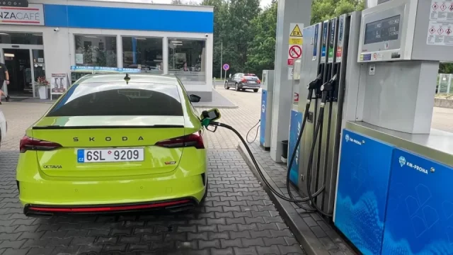 Už teď drahé tankování v Evropě dál zdraží. Litr může během pár dní vyskočit skoro o 5 Kč