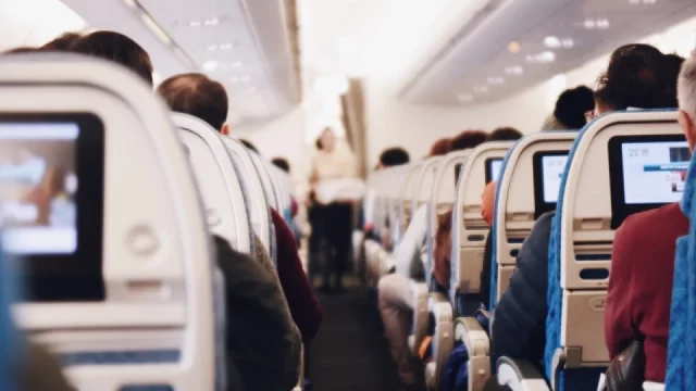 Typický nešvar, kterým turisté v letadlech otravují ostatní, se začíná trestat. Hrozí pokuta 1500 Kč